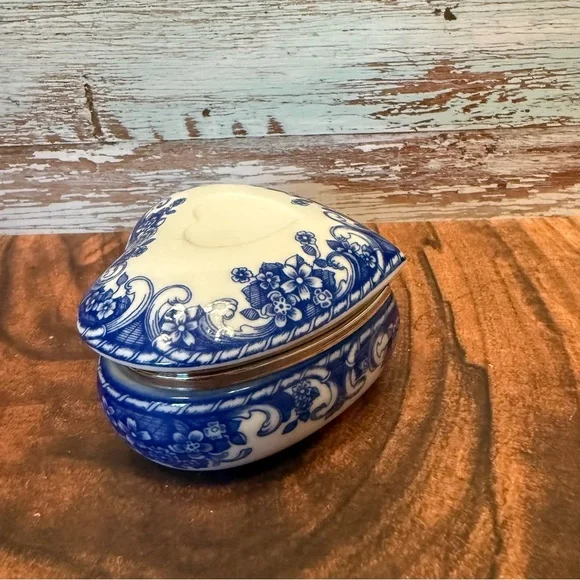 Porcelain Music Trinket Lidded Box Blue and White Plays “I will always love you” - Picture 4 of 9